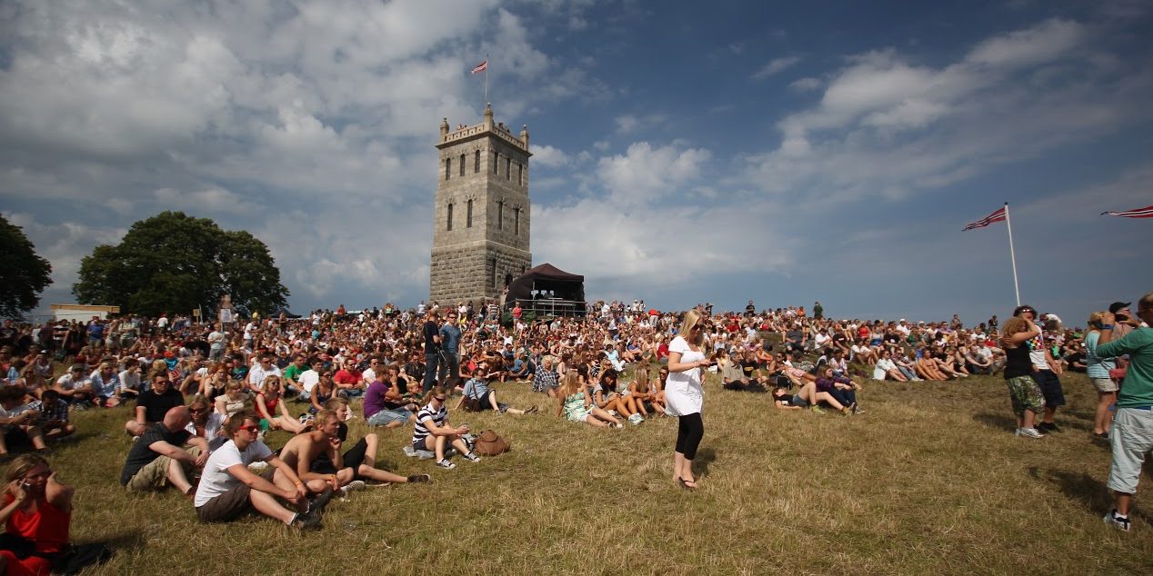 Slottsfjellfestivalen_med_Slottsfjellstårneti_bakgrunnen (1)